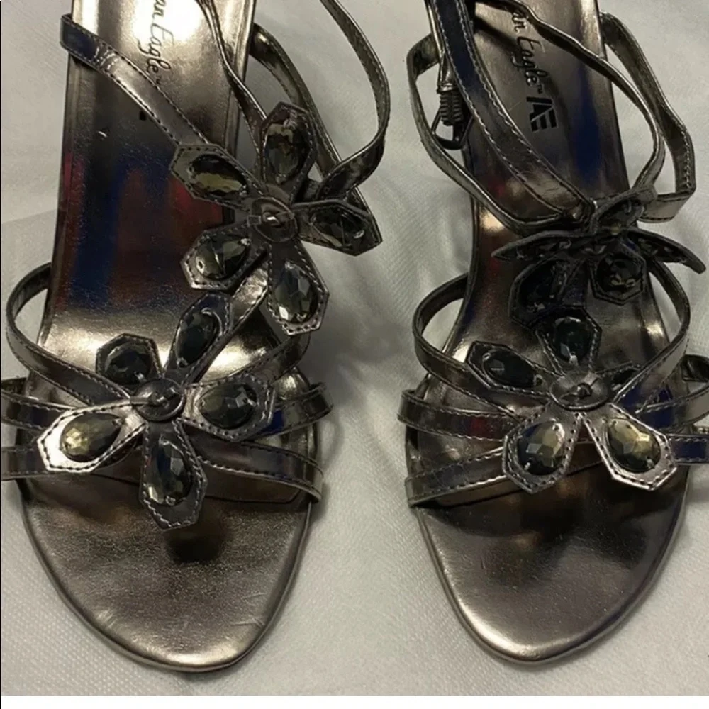 American Eagle Women Dress Shoes With 2in Heels. Size 9 1/2 With Flowers Design